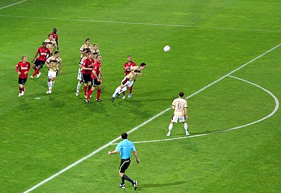 Weg das Ding: Pogatetz mit dem Detz. Der SC Freiburg fand lange kein Mittel gegen 96. Weg das Ding: Pogatetz mit dem Detz. Der SC Freiburg fand lange kein Mittel gegen 96.