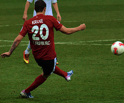 Max Kruse in rot.